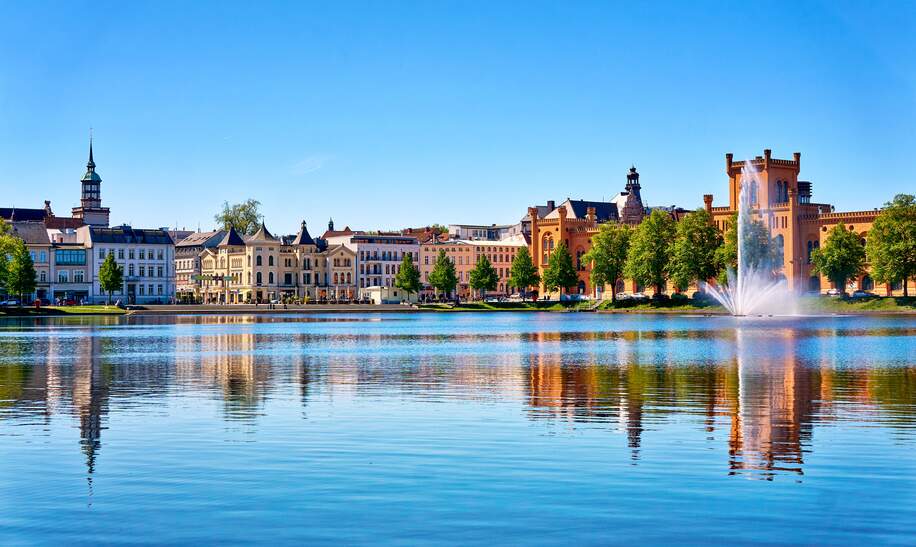 Pfaffenteich mit Blick auf die Altstadt in Schwerin | © Gettyimages.com/DR pics24