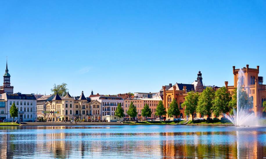 Pfaffenteich mit Blick auf die Altstadt in Schwerin | © Gettyimages.com/DR pics24