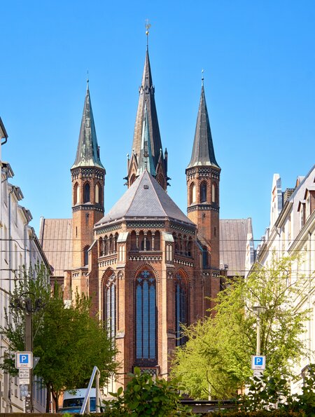 Tuerme der St. Paul-Kirche in der Altstadt von Schwerin | ©  Gettyimages.com/DR pics24