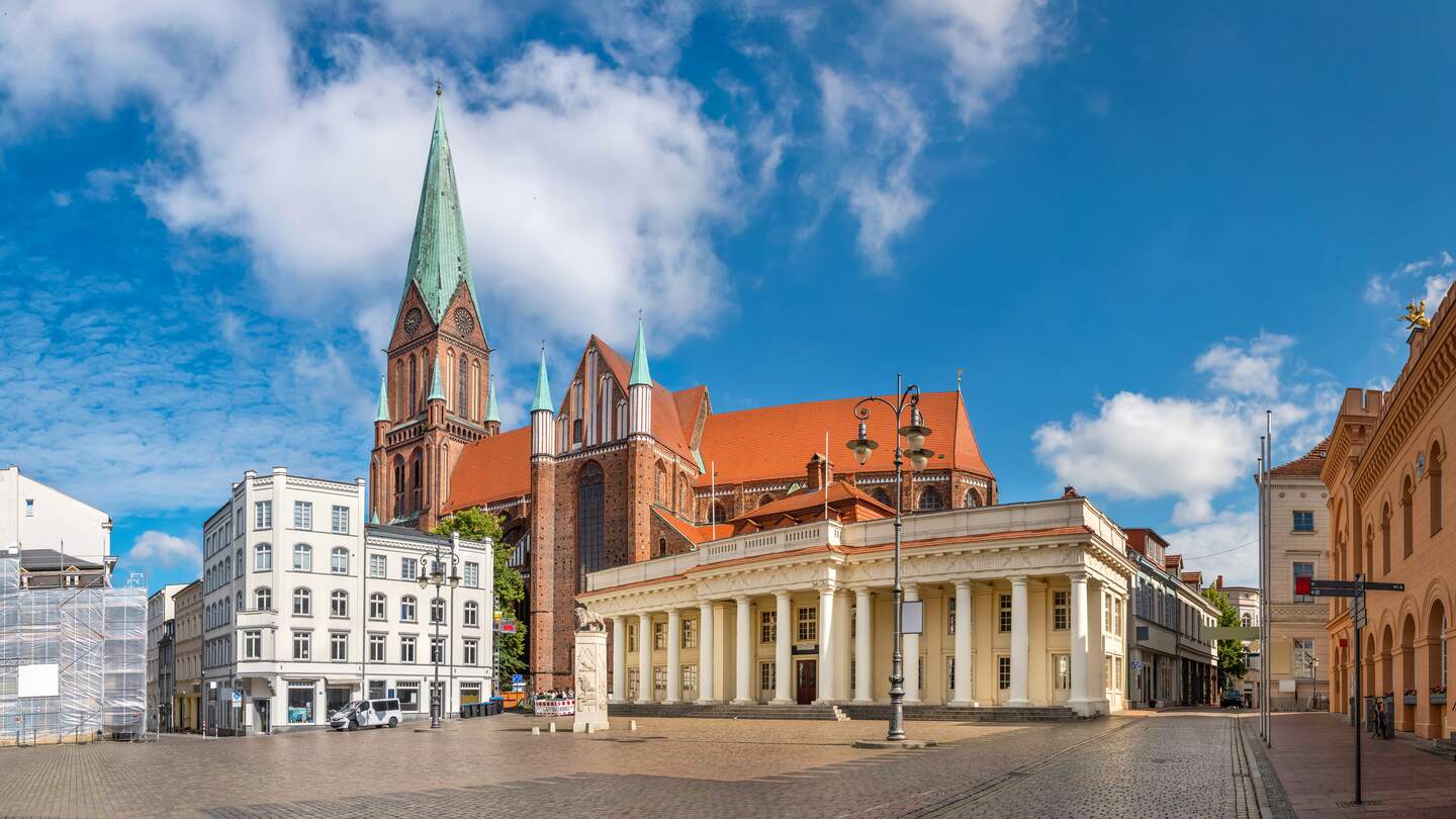 Blick auf den Marktplatz und den Dom von Schwerin | © Gettyimages.com/bbsferrari