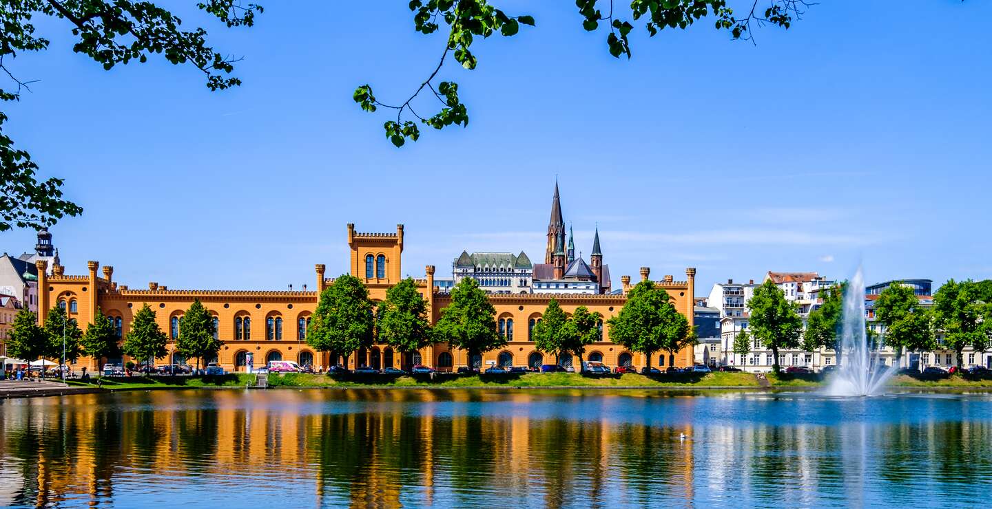 Blick ueber den See auf die Altstadt von Schwerin | © Gettyimages.com/FooTToo
