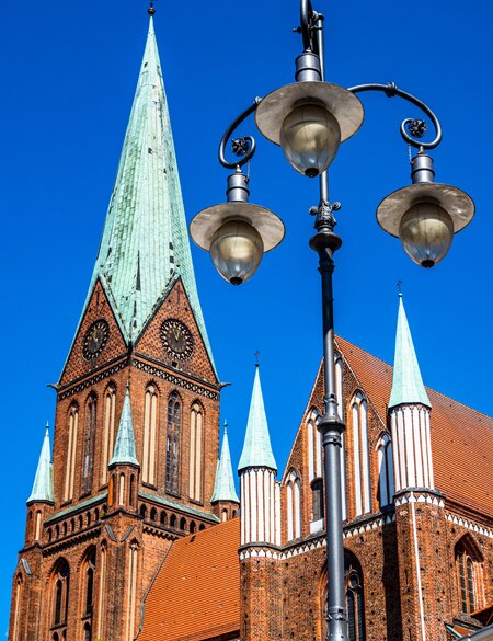 Kirchturm in der Altstadt von Schwerin | © Gettyimages.com/FooTToo