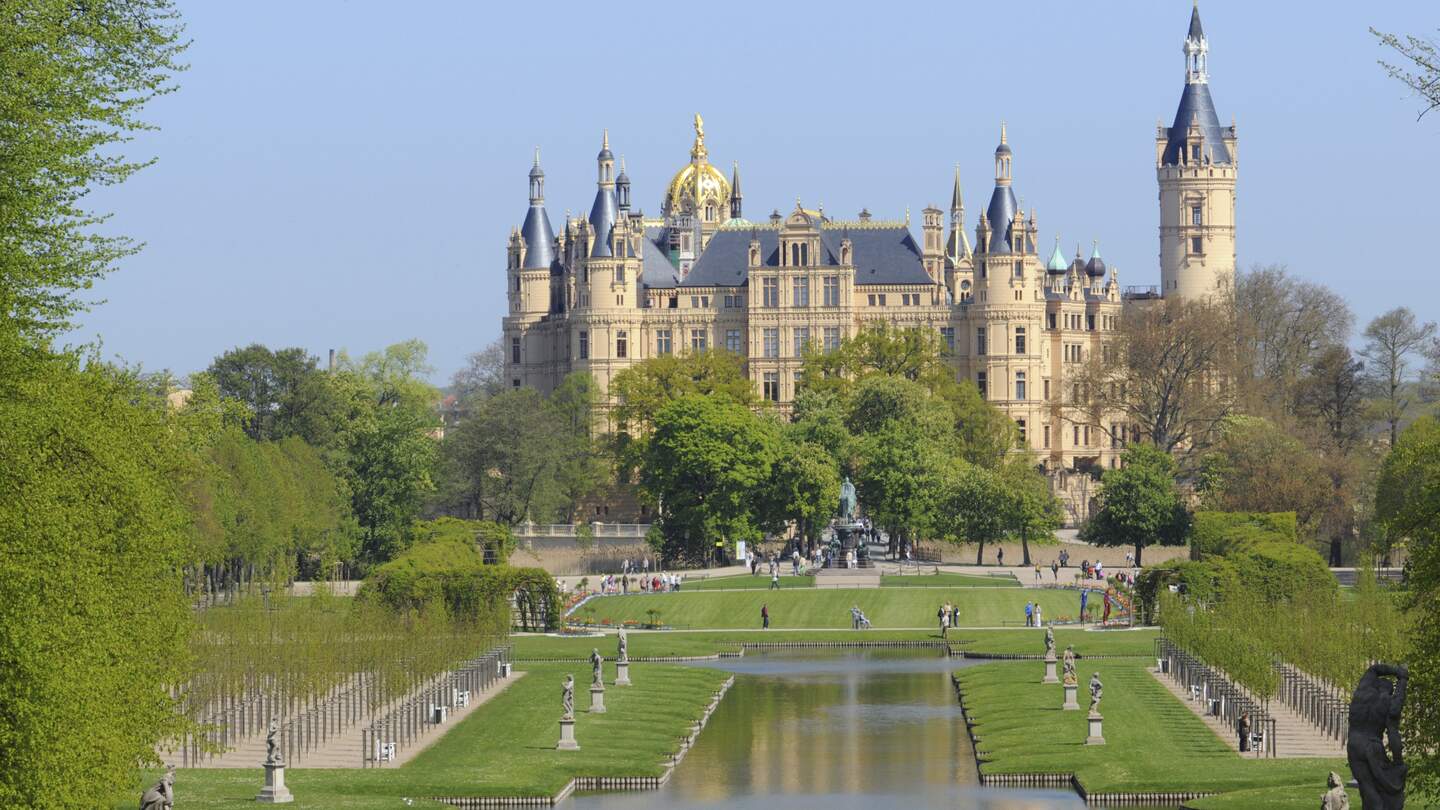 Das Schloss von Schwerin mit dem Schlossgarten | ©  Gettyimages.com/hsvrs