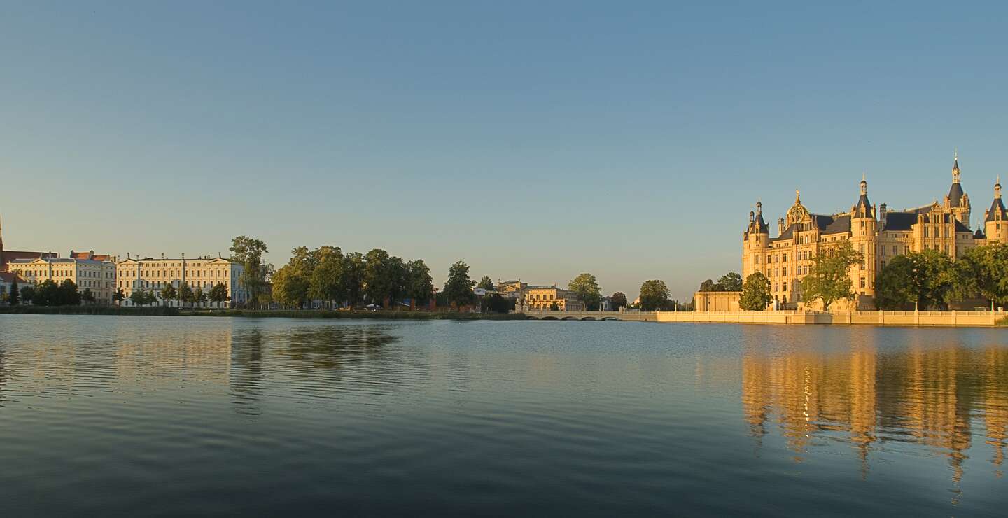 Das Schweriner Schloss an einem sonnigen Abend | © Gettyimages.com/lotharsch