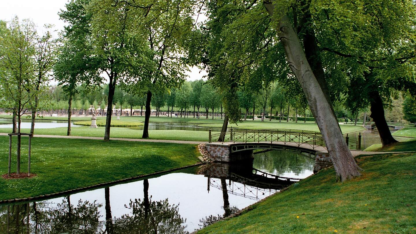 Oeffentlicher Schlossgarten des Schweriner Schlosses mit Kanal und Bruecke | © Gettyimages.com/ph2212