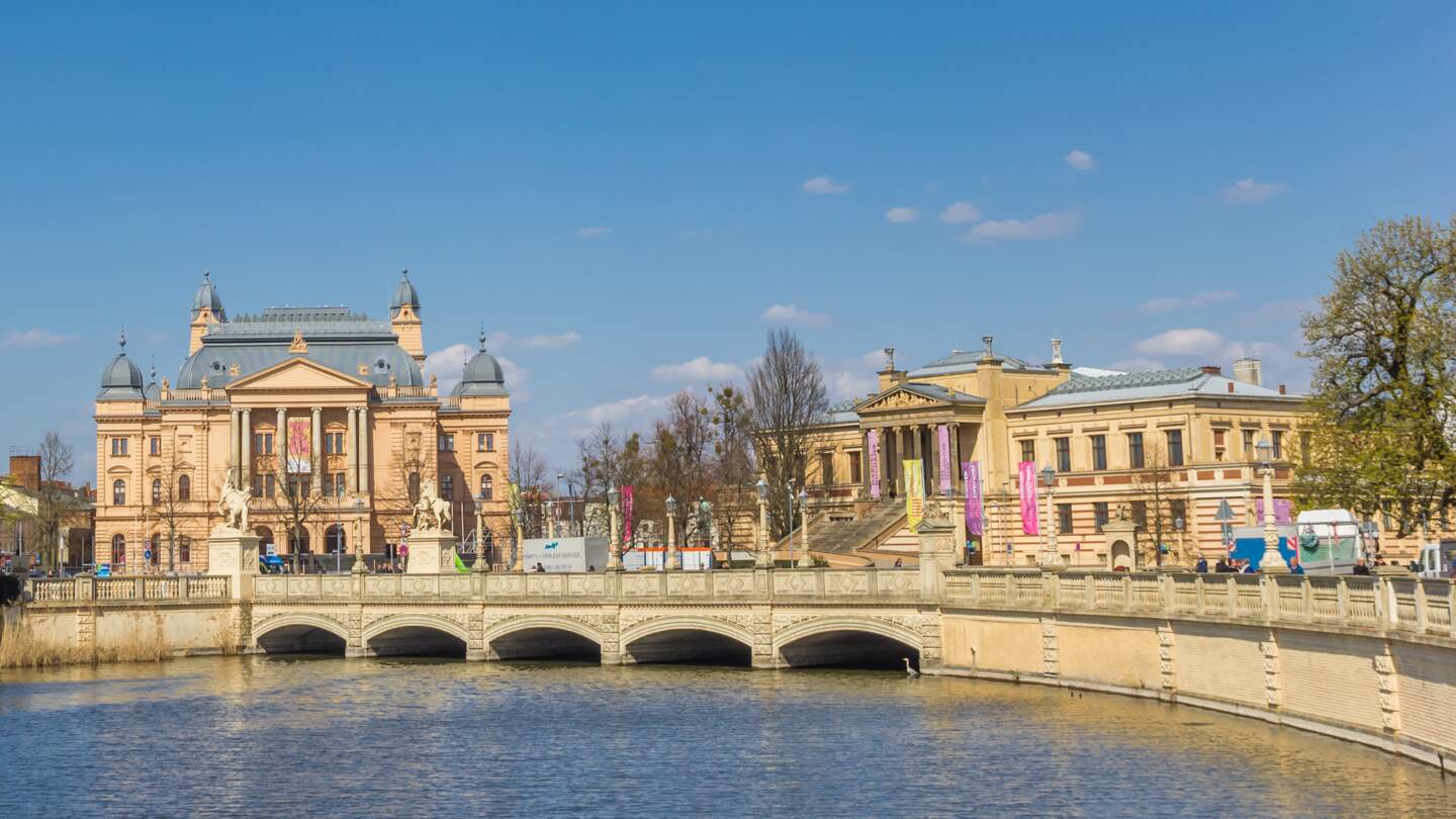 Panorama am Schweriner See mit Theater und Museum | © Gettyimages.com/venemama
