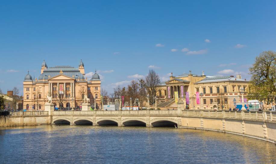 Panorama am Schweriner See mit Theater und Museum | © Gettyimages.com/venemama