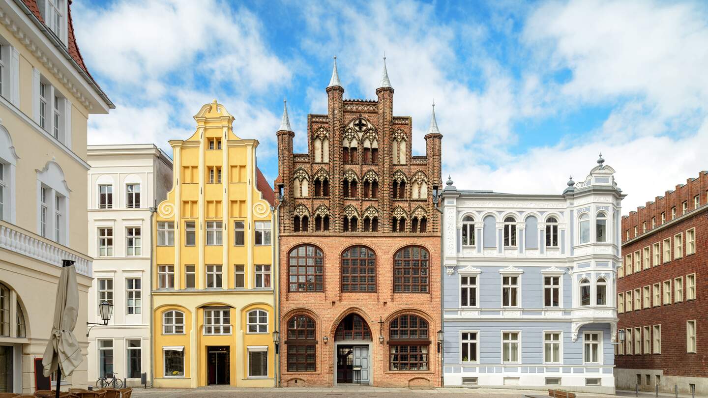 Historische Haeuser mit außergewöhnlicher Architektur am Marktplatz von Stralsund | © Gettyimages.com/anyaivanova