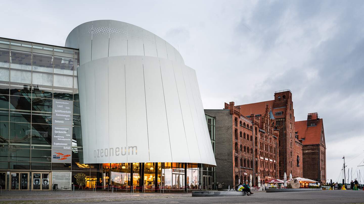 Der Hafen und das oeffentliche Aquarium Ozeaneum des Deutschen Ozeanographischen Museums | © Gettyimages.com/JJFarquitectos