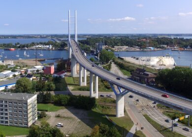 Luftaufnahme der Ruegedammbruecke von Stralsund zur Insel Ruegen  | © Gettyimages.com/Bestgreenscreen