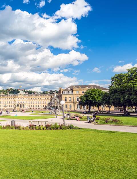 Innenstadt von Stuttgart. Auf dem zentralen Platz laufen Passanten an einem sonnigen Tag.  | © Gettyimages.com/querbeet