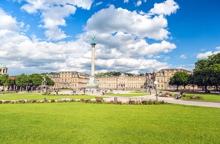 Innenstadt von Stuttgart. Auf dem zentralen Platz laufen Passanten an einem sonnigen Tag.  | © Gettyimages.com/querbeet