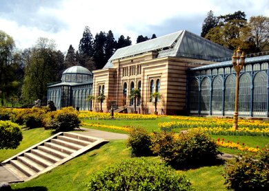 Altes grünes Haus in schöner Gartenanlage im öffentlichen Park Wilhelma mit Frühlingsblumen in Stuttgart | © Gettyimages.com/undefined undefined
