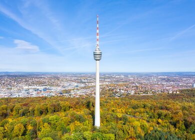 Luftaufnahme des Fernsehturms in Stuttgart mit Blick über die Stadt an einem sonnigen Tag | © Gettyimages.com/Boarding1Now