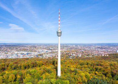 Luftaufnahme des Fernsehturms in Stuttgart mit Blick über die Stadt an einem sonnigen Tag | © Gettyimages.com/Boarding1Now