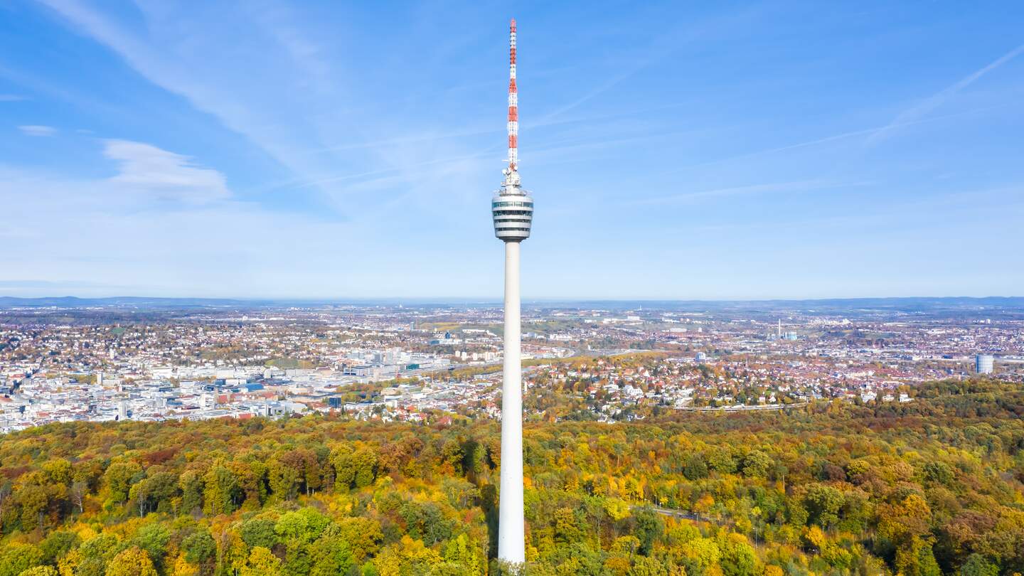 Luftaufnahme des Fernsehturms in Stuttgart mit Blick über die Stadt an einem sonnigen Tag | © Gettyimages.com/Boarding1Now