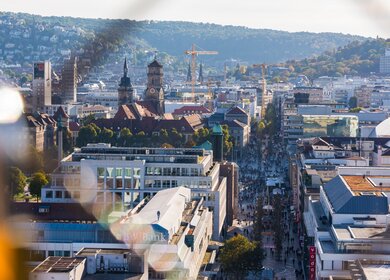 Menschen flanieren an einem sonnigen Tag auf der Koenigsstrasse in Stuttgart.  | © Gettyimages.com/HunterBliss
