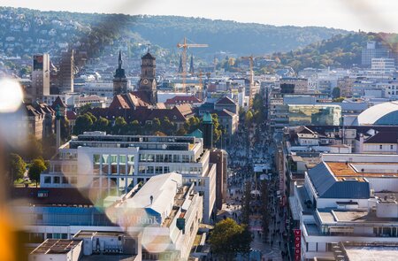 Menschen flanieren an einem sonnigen Tag auf der Koenigsstrasse in Stuttgart.  | © Gettyimages.com/HunterBliss