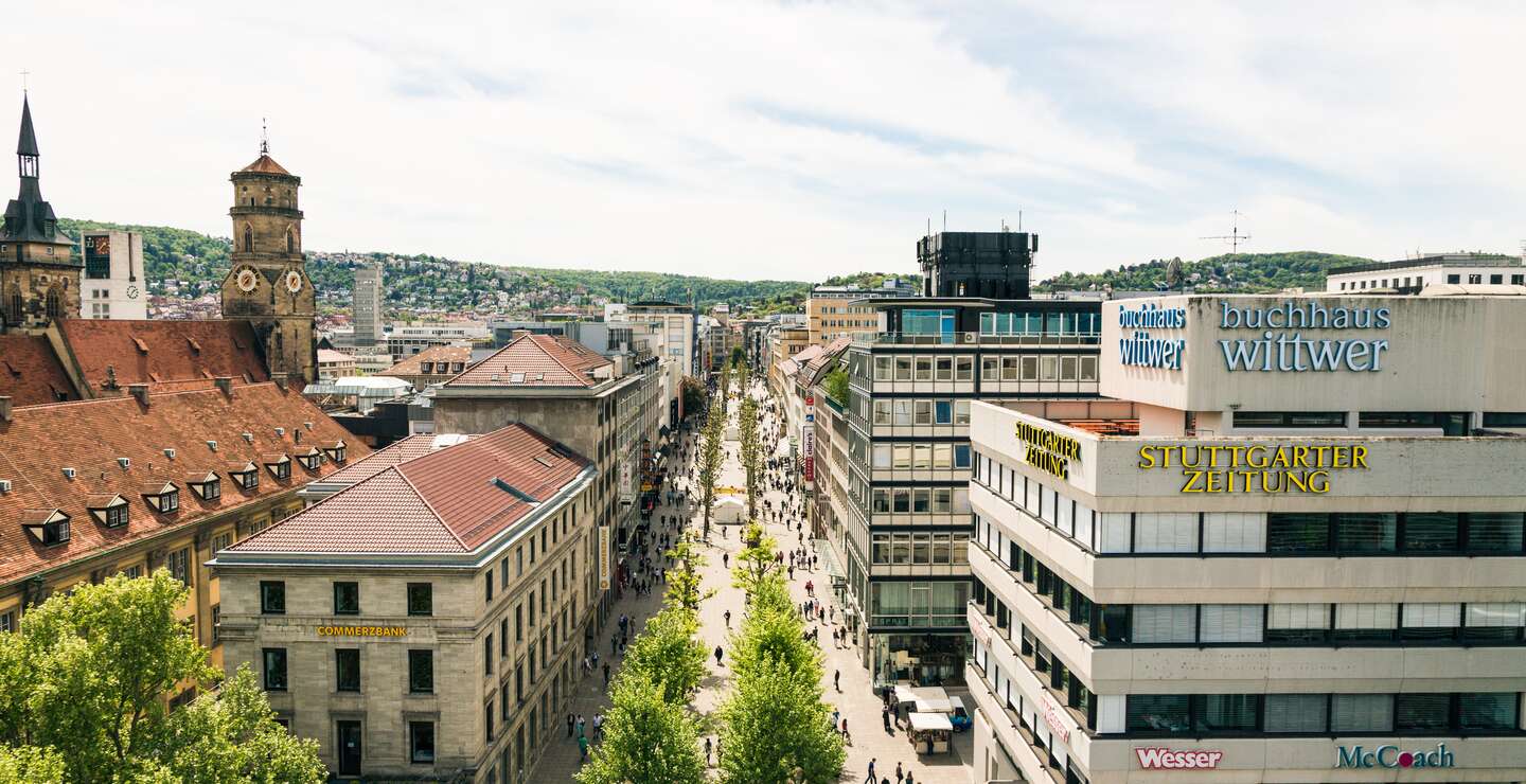 Luftaufnahme der Königsstrasse in Stuttgart. Unten laufen Passanten an einem herrlichen Sommertag.   | © Gettyimages.com/nullplus