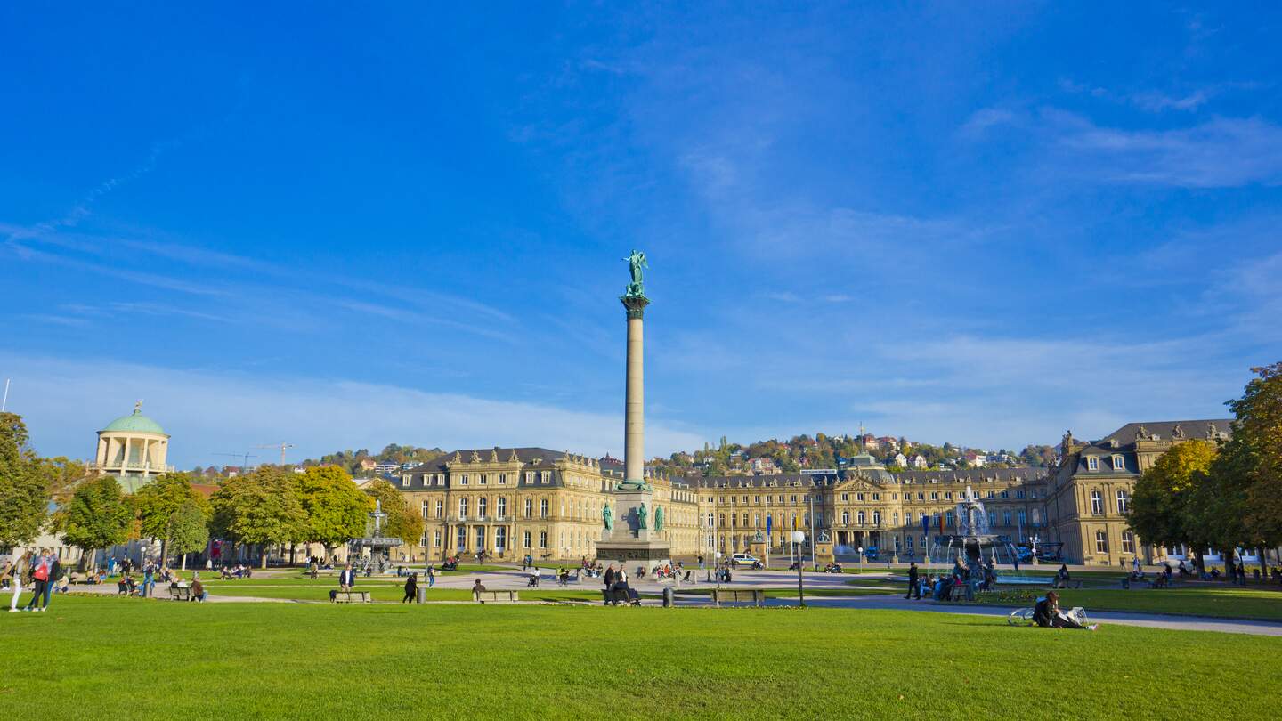 Menschen auf dem Schlossplatz und dem Neuen Schloss in Stuttgart in Deutschland. | © Gettyimages.com/thanyarat07