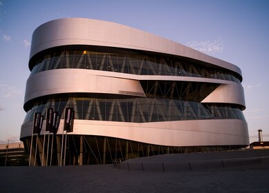 Mercedes Benz Museum in Stuttgart von außen in der Abenddaemmerung | © Pixabay.com/cubicroot 