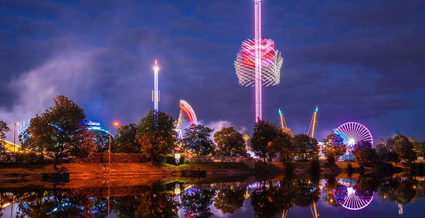 Beleuchtetes Riesenrad auf der Messe namens Canstatter Wasen in Stuttgart | ©  Gettyimages.com/Simon Dux