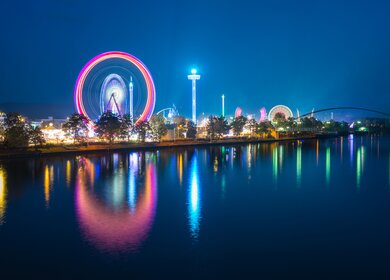 Das Stuttgarter Fruehlingsfest oder manchmal Cannstatter Wasen oder nur Wasen ist eine jaehrliche Messe, die zwischen Mitte April und Anfang Mai in der deutschen Stadt Stuttgart stattfindet. Das Festival findet auf dem Cannstatter Wasen statt, einem traditionellen Messegelaende im Stuttgarter Stadtteil Bad Cannstatt. Es ist etwas kleiner als das Fest im Herbst (und daher gelegentlich auch der "kleine Wasen" genannt), aber es ist das groesste Fruehlingsfest in Europa. Wie die Herbstmesse bietet auch das Fruehlingsfest eine Vielzahl an Attraktionen. | © Gettyimages.com/tichr