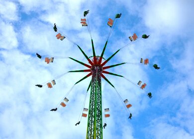 Ein Fahrgeschaeft beim Cannstatter Wasen Bierfest in der Naehe von Stuttgart Messegelaende Fahrt im Cannstatter Wasen Deutschland | © Gettyimages.com/vbrewood01