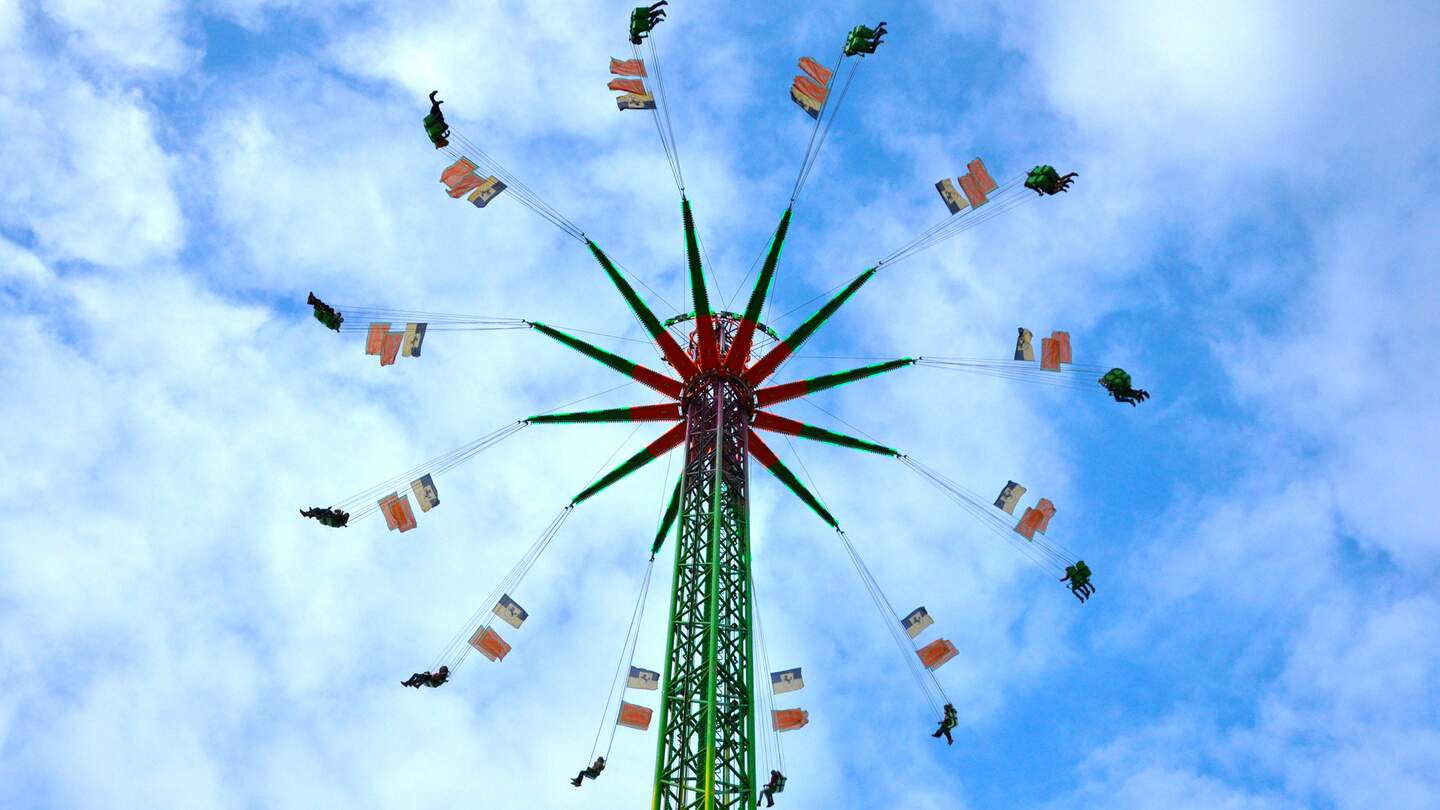 Ein Fahrgeschaeft beim Cannstatter Wasen Bierfest in der Naehe von Stuttgart Messegelaende Fahrt im Cannstatter Wasen Deutschland | © Gettyimages.com/vbrewood01