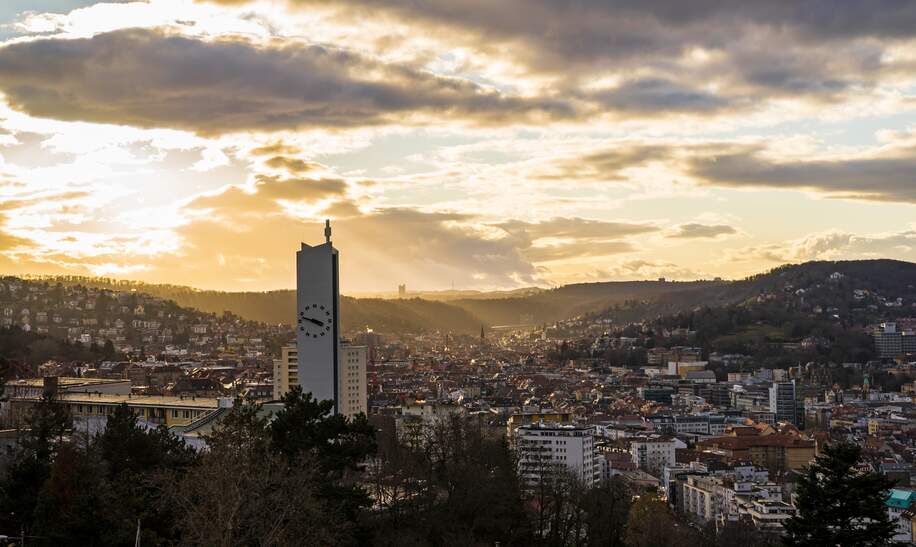 Sonnenstrahlen leuchten auf Skyline der Haeuser der Stuttgarter Stadt von oben | © Gettyimages.com/Simon Dux