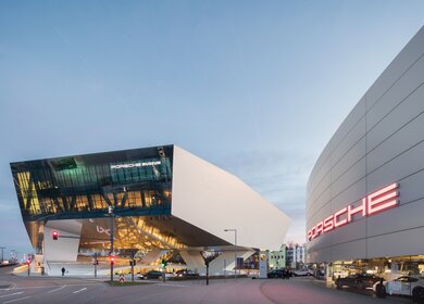 Das Porsche Museum im Stuttgarter Stadtteil Zuffenhausen auf dem Gelaende des Automobilherstellers Porsche  | © Gettyimages.com/CORALIMAGES