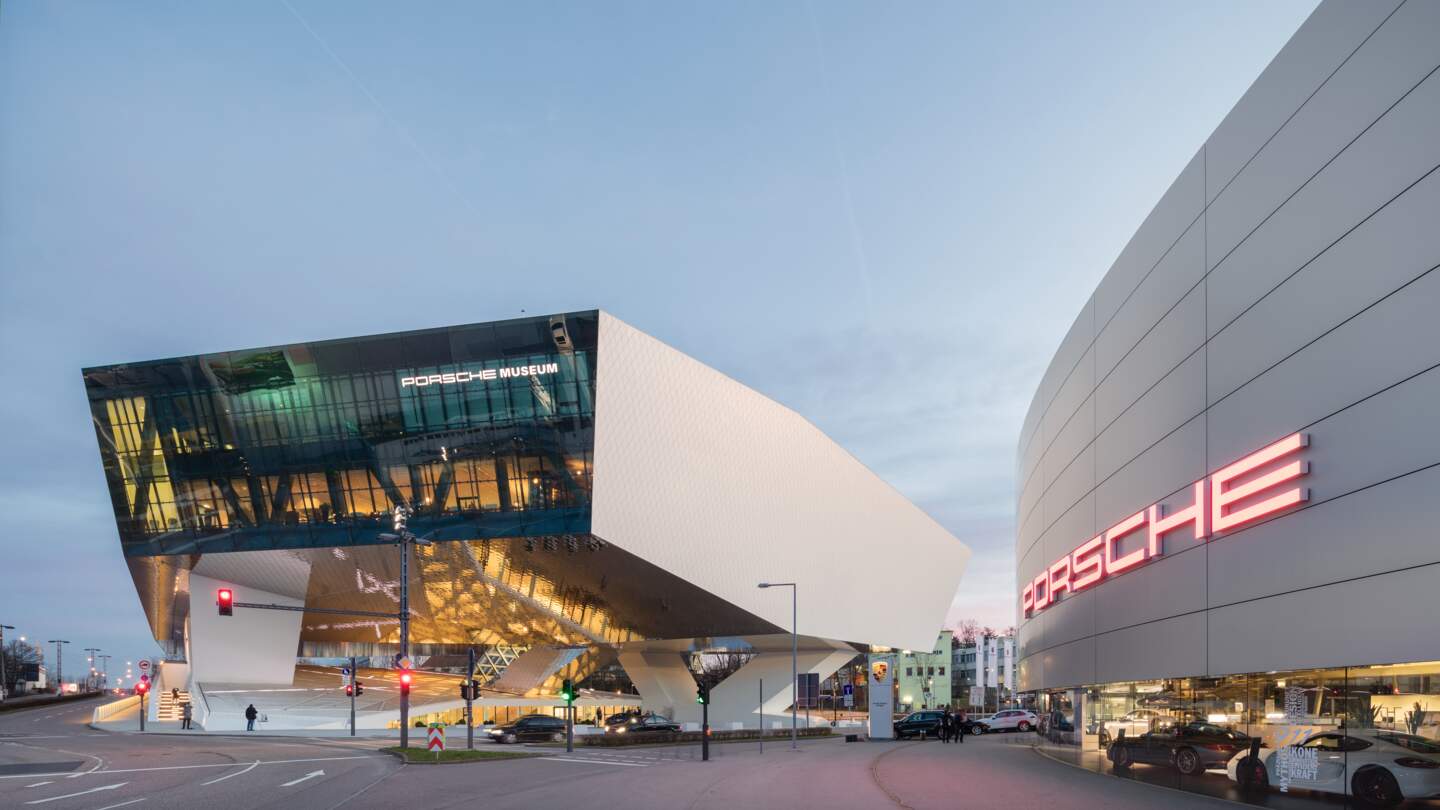 Das Porsche Museum im Stuttgarter Stadtteil Zuffenhausen auf dem Gelaende des Automobilherstellers Porsche  | © Gettyimages.com/CORALIMAGES