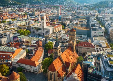 Die Stiftskirche ist eine innerstaedtische Kirche in Stuttgart, der Hauptstadt Baden-Wuerttembergs. Blick von oben auf die Stadtgebaeude | © Gettyimages.com/Roksana Bashyrova