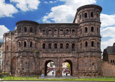 Frontalansicht auf die Porta Nigra in Trier an der Mosel bei gutem Wetter | © Gettyimages.com/Mo-Jo-Lo
