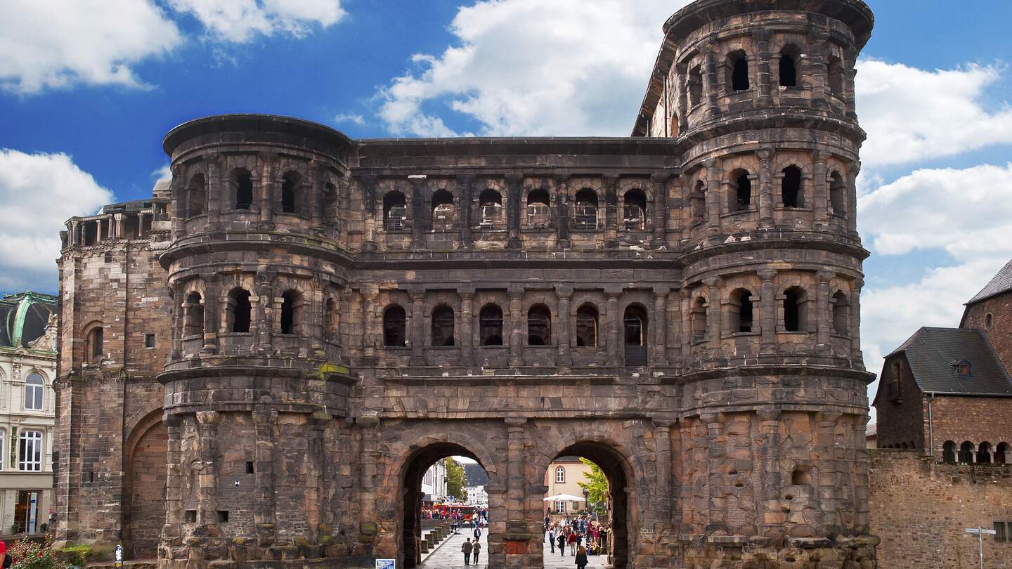 Frontalansicht auf die Porta Nigra in Trier an der Mosel bei gutem Wetter | © Gettyimages.com/Mo-Jo-Lo