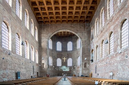Unglaubliches mittelalterliches Interieur der Konstantinbasilika in Trier | © Gettyimages.com/CAHKT