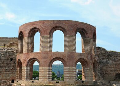 Frontalansicht der römischen Kaiserthermen in Trier mit hellem Himmel | © Gettyimages.com/hsvrs