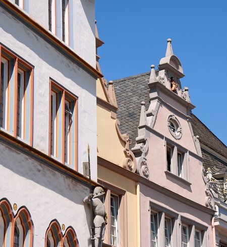 Detail der alten bunten Haeuser des Marktplatzes in Trier | © Gettyimages.com/aladin66