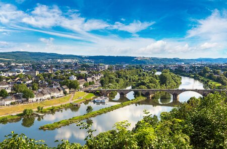 Panoramablick auf Trier ueber die Mosel bei gutem Wetter | © Gettyimages.com/bloodua