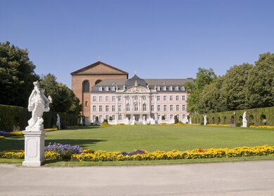 Prince-Waehler-Palast und die Basilika von Constantine in Trier mit Blick auf den Garten mit Blumen  | © Gettyimages.com/lev1977