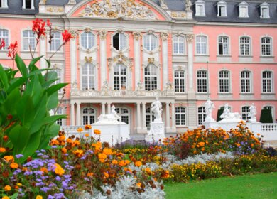 Prince-Waehler-Palast in Trier mit Blumen im Vordergrund | © Gettyimages.com/Knaupe