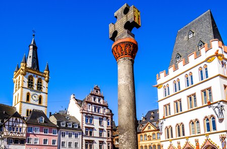 Historische Altstadt von Trier mit Untersicht auf das Marktkreuz auf dem Hauptmarkt | © Gettyimages.com/FooTToo
