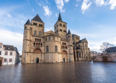 Leichte Untersicht auf de Trierer Dom und die Liebfrauenkirche mit Hellblauem Himmel | © Gettyimages.com/diegograndi