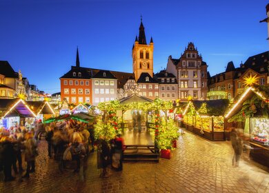 Beleuchteter Weihnachtsmarkt am Hauptmarkt in Trier mit vielen Staenden am Abend | © Gettyimages.com/Juergen Sack