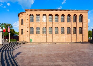 Konstantinbasilika oder Aula Palatina ist eine roemische Palastbasilika in Trier | © Gettyimages.com/saiko3p