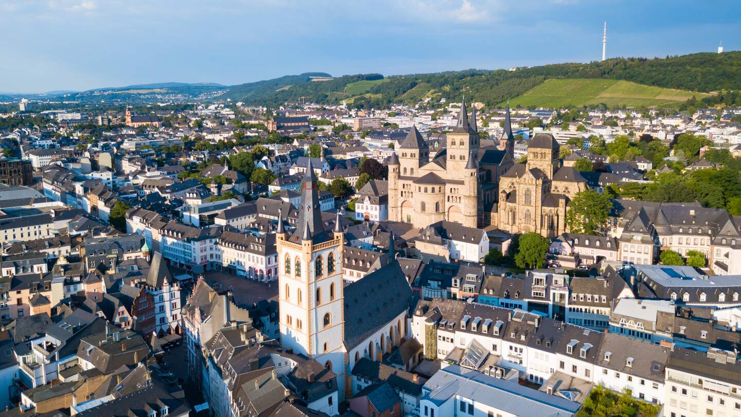 Luftpanorama von Trier mit Blick auf den Trierer Dom und die St. Antonius Kirche. Trier ist eine Stadt am Ufer der Mosel in Deutschland | © Gettyimages.com/saiko3p