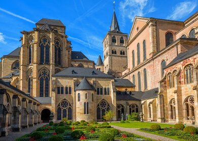 Historischer romanischer und gotischer Dom St. Peter in Trier, Deutschland, Blick vom Kreuzgang. Die Kathedrale ist UNESCO-Weltkulturerbe. | © Gettyimages.com/Xantana
