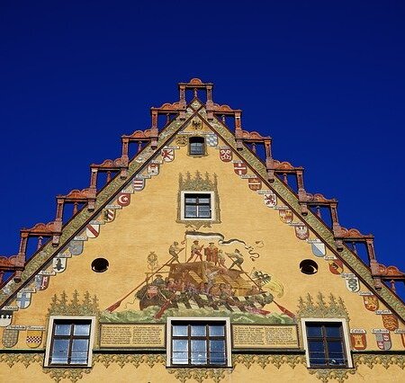 Untersicht auf das bemalte Dach des Rathauses in Ulm mit dunkelblauem Himmel | © Pixabay.com/Hans Braxmeier