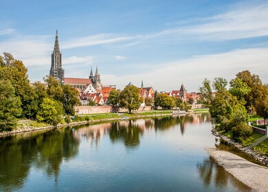 Panoramablick vom Stadtzentrum in Ulm mit Fluss Donau und Kirchturm | © Gettyimages.com/Stefanie Metzger