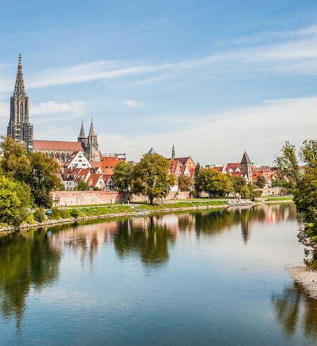 Panoramablick vom Stadtzentrum in Ulm mit Fluss Donau und Kirchturm | © Gettyimages.com/Stefanie Metzger